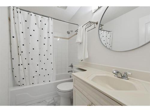 52 Westpoint Gardens Sw, Calgary, AB - Indoor Photo Showing Bathroom