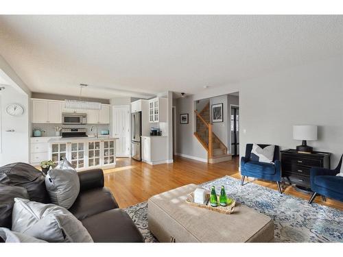 52 Westpoint Gardens Sw, Calgary, AB - Indoor Photo Showing Living Room