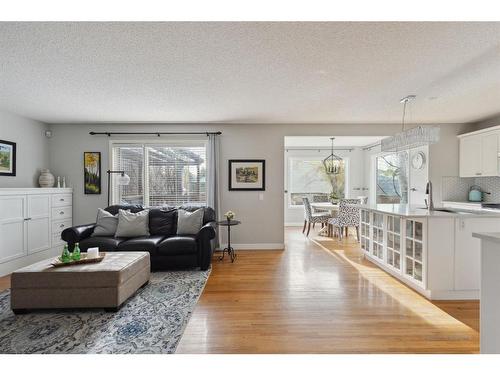 52 Westpoint Gardens Sw, Calgary, AB - Indoor Photo Showing Living Room