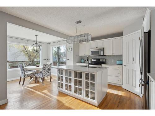 52 Westpoint Gardens Sw, Calgary, AB - Indoor Photo Showing Kitchen