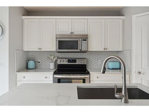 52 Westpoint Gardens Sw, Calgary, AB - Indoor Photo Showing Kitchen