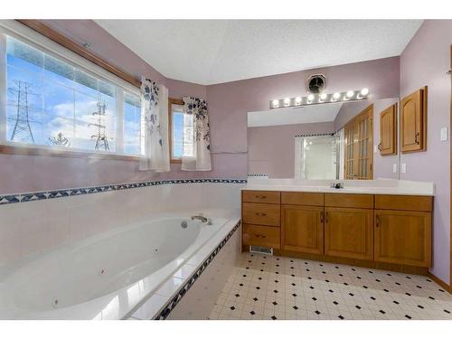 281 Westchester Green, Chestermere, AB - Indoor Photo Showing Bathroom