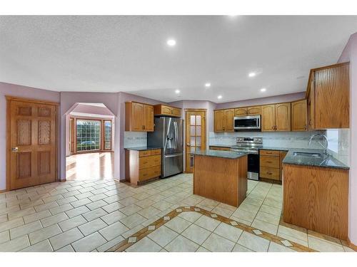 281 Westchester Green, Chestermere, AB - Indoor Photo Showing Kitchen