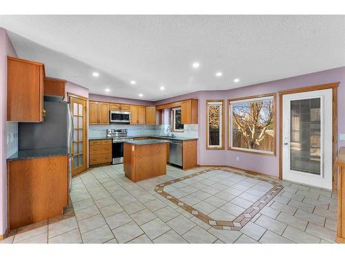 281 Westchester Green, Chestermere, AB - Indoor Photo Showing Kitchen