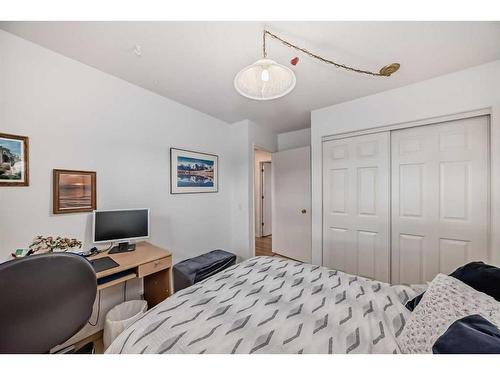 183 Lake Adams Crescent Se, Calgary, AB - Indoor Photo Showing Bedroom