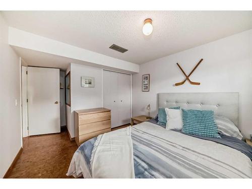 183 Lake Adams Crescent Se, Calgary, AB - Indoor Photo Showing Bedroom