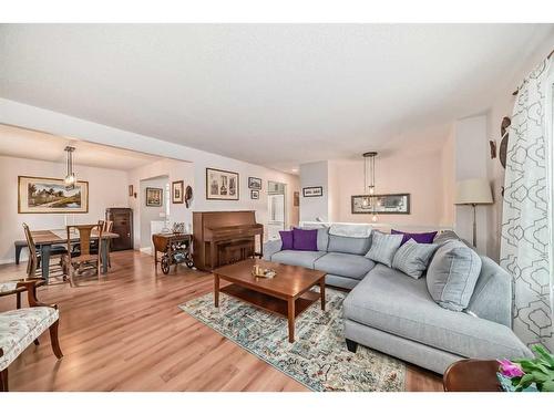 183 Lake Adams Crescent Se, Calgary, AB - Indoor Photo Showing Living Room