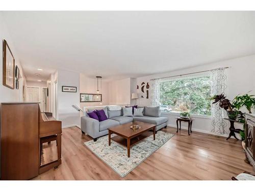 183 Lake Adams Crescent Se, Calgary, AB - Indoor Photo Showing Living Room