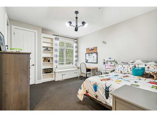 437 Evergreen Circle Sw, Calgary, AB - Indoor Photo Showing Bedroom