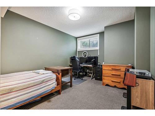 437 Evergreen Circle Sw, Calgary, AB - Indoor Photo Showing Bedroom