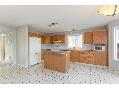 67 Inverness Gardens Se, Calgary, AB - Indoor Photo Showing Kitchen