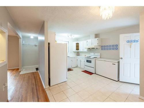 3407 30A Avenue Se, Calgary, AB - Indoor Photo Showing Kitchen