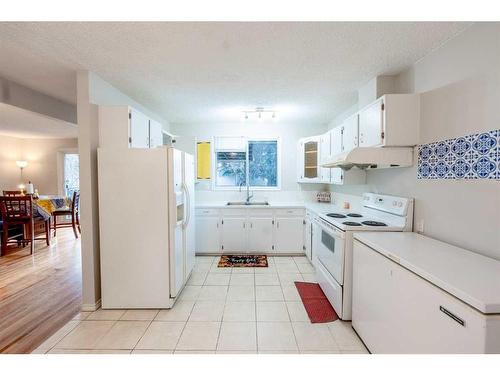 3407 30A Avenue Se, Calgary, AB - Indoor Photo Showing Kitchen