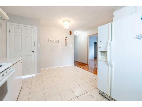 3407 30A Avenue Se, Calgary, AB - Indoor Photo Showing Kitchen