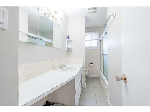 3407 30A Avenue Se, Calgary, AB - Indoor Photo Showing Bathroom