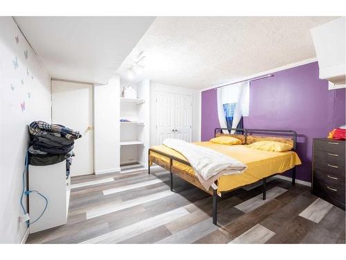 3407 30A Avenue Se, Calgary, AB - Indoor Photo Showing Bedroom