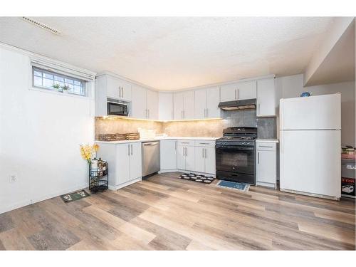 3407 30A Avenue Se, Calgary, AB - Indoor Photo Showing Kitchen