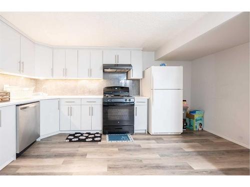 3407 30A Avenue Se, Calgary, AB - Indoor Photo Showing Kitchen