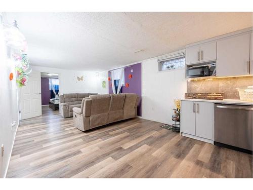 3407 30A Avenue Se, Calgary, AB - Indoor Photo Showing Kitchen