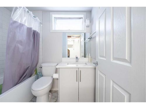 3407 30A Avenue Se, Calgary, AB - Indoor Photo Showing Bathroom