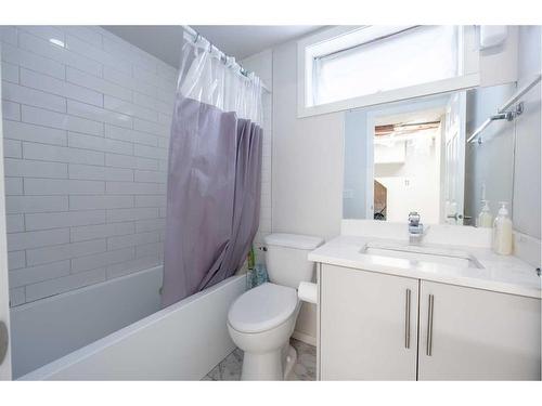 3407 30A Avenue Se, Calgary, AB - Indoor Photo Showing Bathroom