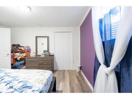 3407 30A Avenue Se, Calgary, AB - Indoor Photo Showing Bedroom