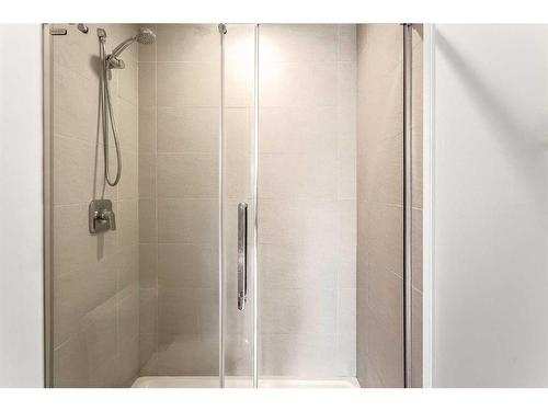 305-730 5 Street Ne, Calgary, AB - Indoor Photo Showing Bathroom