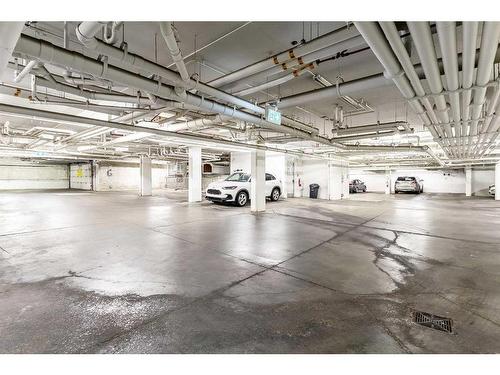 305-730 5 Street Ne, Calgary, AB - Indoor Photo Showing Garage