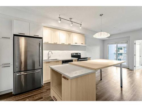 305-730 5 Street Ne, Calgary, AB - Indoor Photo Showing Kitchen With Stainless Steel Kitchen With Upgraded Kitchen