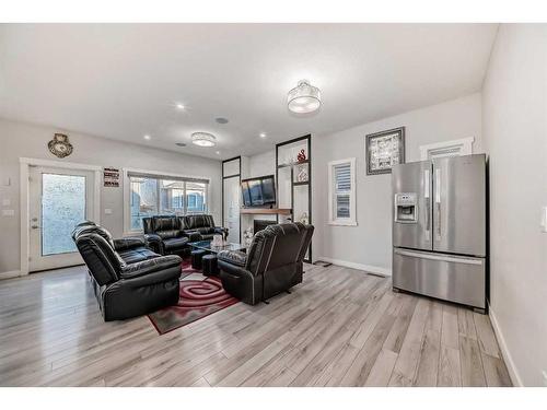 614 Kingsmere Way Se, Airdrie, AB - Indoor Photo Showing Living Room