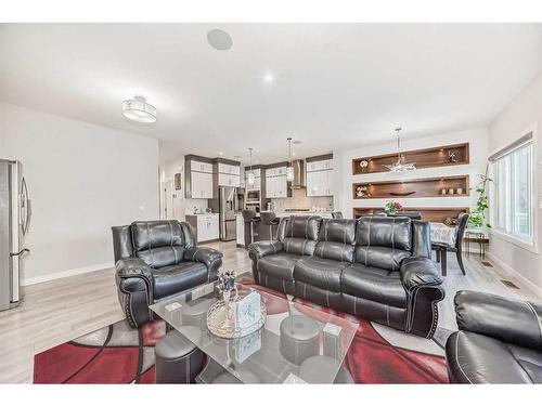 614 Kingsmere Way Se, Airdrie, AB - Indoor Photo Showing Living Room