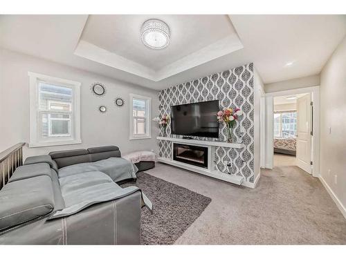 614 Kingsmere Way Se, Airdrie, AB - Indoor Photo Showing Living Room