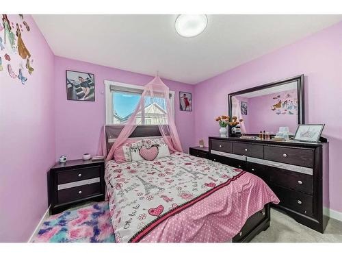 614 Kingsmere Way Se, Airdrie, AB - Indoor Photo Showing Bedroom