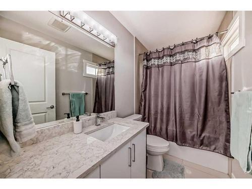 614 Kingsmere Way Se, Airdrie, AB - Indoor Photo Showing Bathroom