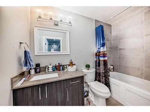 614 Kingsmere Way Se, Airdrie, AB - Indoor Photo Showing Bathroom