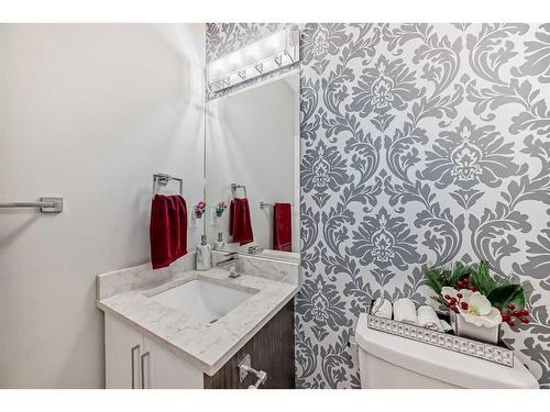 614 Kingsmere Way Se, Airdrie, AB - Indoor Photo Showing Bathroom