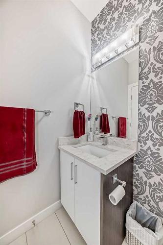 614 Kingsmere Way Se, Airdrie, AB - Indoor Photo Showing Bathroom