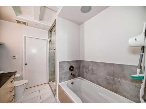 205-701 3 Avenue Sw, Calgary, AB - Indoor Photo Showing Bathroom