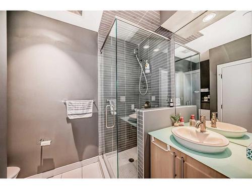 205-701 3 Avenue Sw, Calgary, AB - Indoor Photo Showing Bathroom