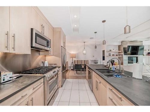 205-701 3 Avenue Sw, Calgary, AB - Indoor Photo Showing Kitchen With Double Sink With Upgraded Kitchen