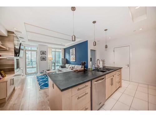 205-701 3 Avenue Sw, Calgary, AB - Indoor Photo Showing Kitchen