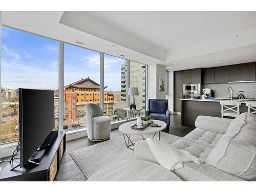 703-1025 5 Avenue Sw, Calgary, AB - Indoor Photo Showing Living Room