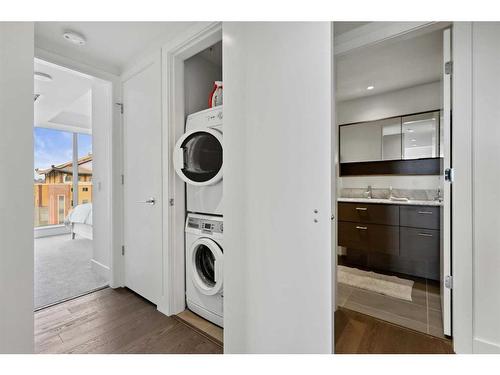 703-1025 5 Avenue Sw, Calgary, AB - Indoor Photo Showing Laundry Room