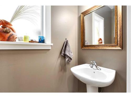 1803 High Park Boulevard Nw, High River, AB - Indoor Photo Showing Bathroom