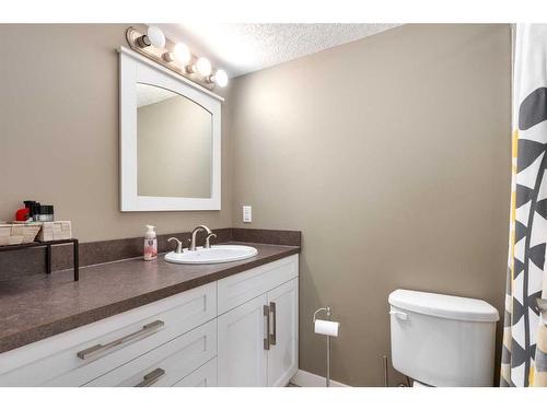 1803 High Park Boulevard Nw, High River, AB - Indoor Photo Showing Bathroom