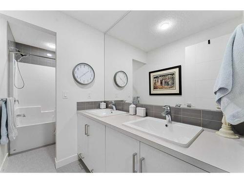 4006-100 Walgrove Court Se, Calgary, AB - Indoor Photo Showing Bathroom