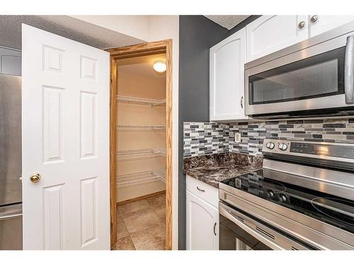 200 Somerglen Common Sw, Calgary, AB - Indoor Photo Showing Kitchen