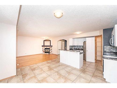 200 Somerglen Common Sw, Calgary, AB - Indoor Photo Showing Kitchen