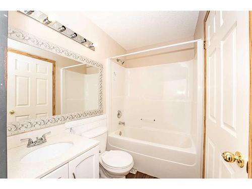 200 Somerglen Common Sw, Calgary, AB - Indoor Photo Showing Bathroom