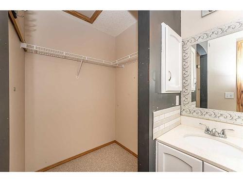 200 Somerglen Common Sw, Calgary, AB - Indoor Photo Showing Bathroom